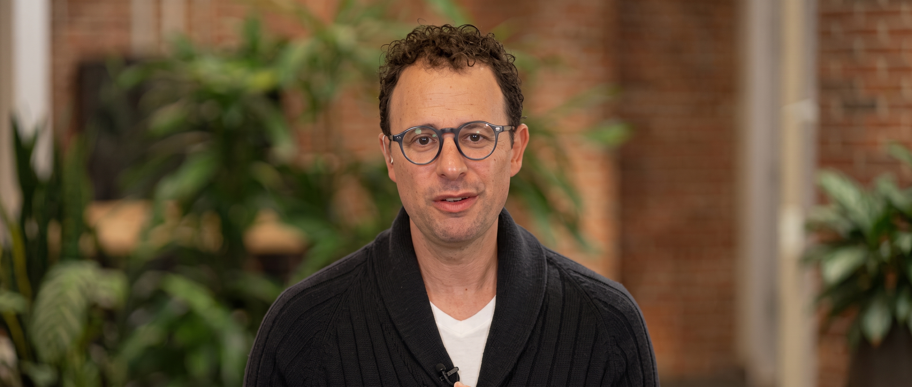 Retrato de Dario Amodei, director ejecutivo de Anthropic, procesado con herramientas de IA generativa